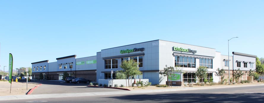 A large building with a car parked in front of it.